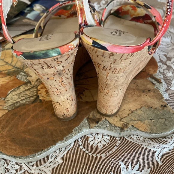 GUESS WATERCOLOR WEDGE SANDALS EUC SIZE 7 M - Picture 4 of 8